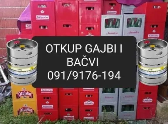 Složene plastične gajbe Karlovačko, Ožujsko i Jamnica te dvije pivske bačve spremne za otkup.